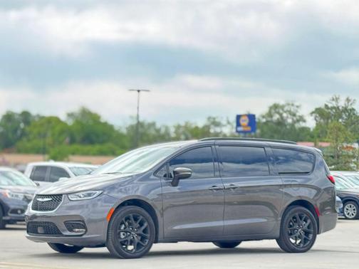 Granite Crystal Metallic Clearcoat 2023 Chrysler Pacifica Touring L