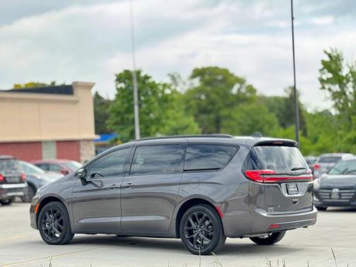 Granite Crystal Metallic Clearcoat 2023 Chrysler Pacifica Touring L