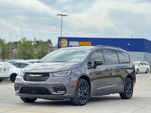 Granite Crystal Metallic Clearcoat 2023 Chrysler Pacifica Touring L