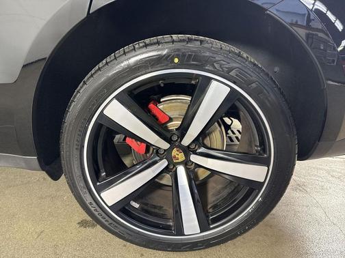 Jet Black Metallic 2022 Porsche Macan Macan