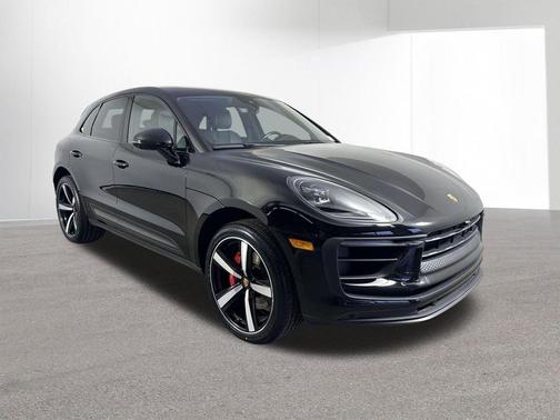 Jet Black Metallic 2022 Porsche Macan Macan
