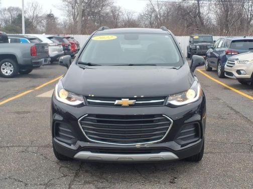 Mosaic Black Metallic 2022 Chevrolet Trax LT