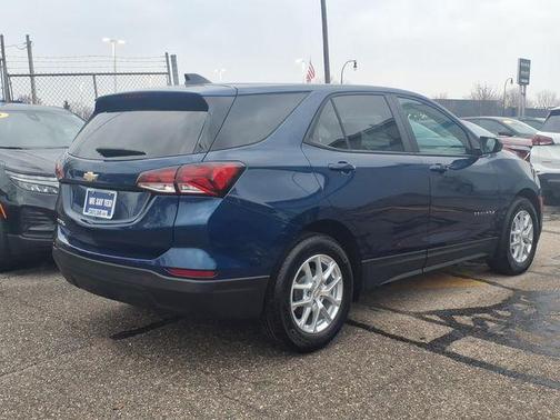 Blue Glow Metallic 2022 Chevrolet Equinox LS
