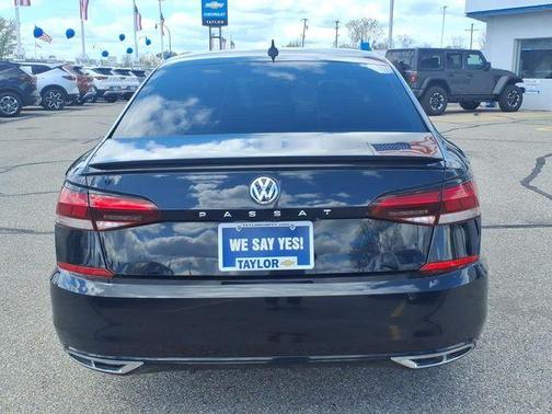 Deep Black Pearl Effect 2021 Volkswagen Passat 2.0T R-Line