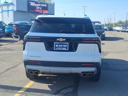 Summit White 2024 Chevrolet Traverse LT