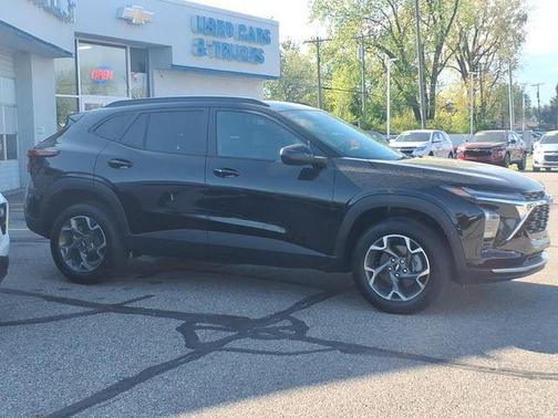 Mosaic Black Metallic 2025 Chevrolet Trax LT