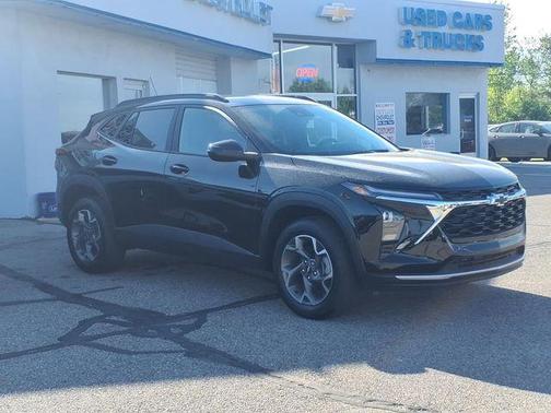 Mosaic Black Metallic 2025 Chevrolet Trax LT