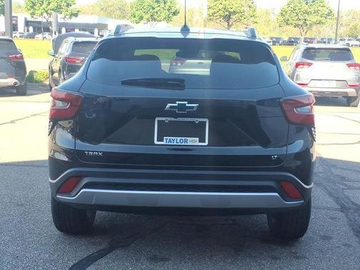 Mosaic Black Metallic 2025 Chevrolet Trax LT