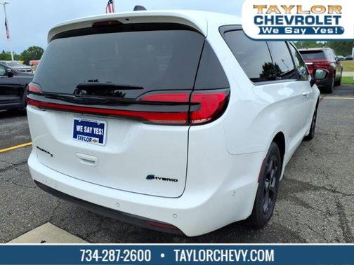 Bright White Clearcoat 2024 Chrysler Pacifica Hybrid Select