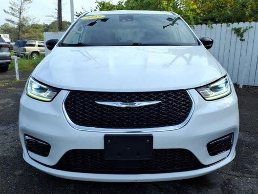 Bright White Clearcoat 2024 Chrysler Pacifica Touring-L