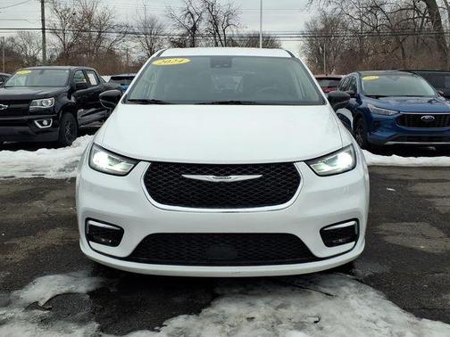 2024 Chrysler Pacifica Touring-L