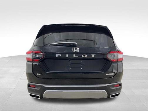 Crystal Black Pearl 2026 Honda Pilot Touring 8-Passenger