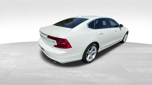 Crystal White Pearl 2018 Volvo S90 T5 Momentum