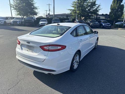 White 2016 Ford Fusion SE