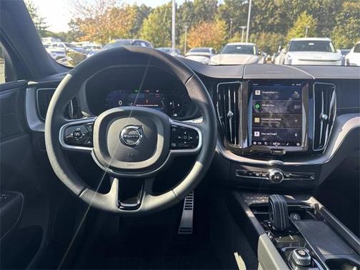 2022 Volvo XC60 B5 R-Design