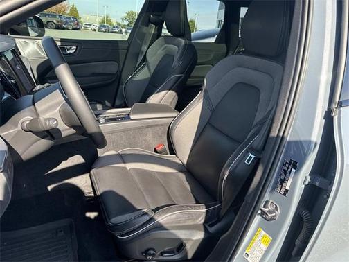 2022 Volvo XC60 B5 R-Design