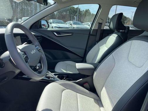 Cityscape Green 2026 Kia Niro Touring