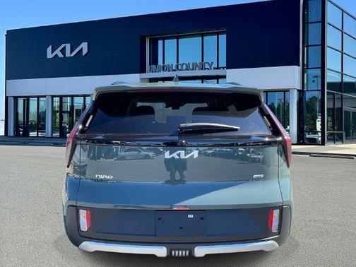 Cityscape Green 2027 Kia Niro LX