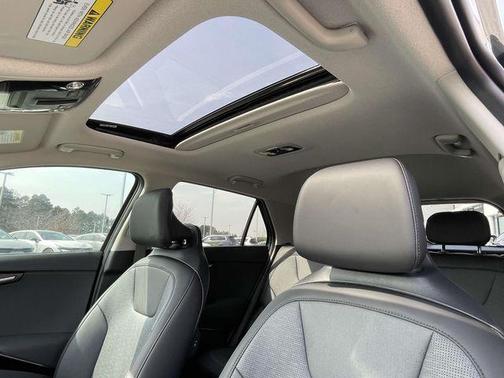 Cityscape Green 2026 Kia Niro Touring