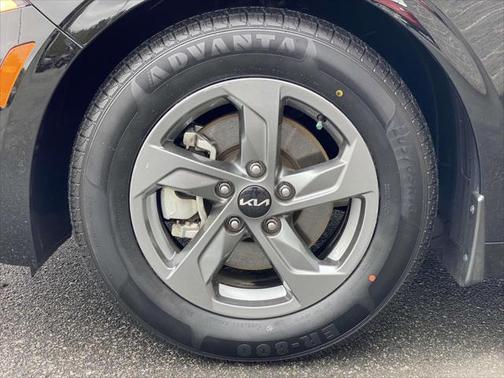 Ebony Black 2022 Kia K5 LXS