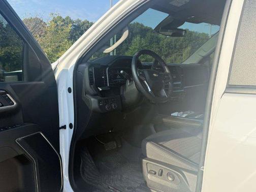 Summit White 2025 Chevrolet Silverado 2500 LT