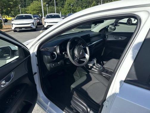 Snow White Pearl 2023 Kia Forte LXS