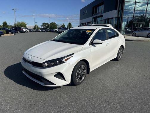 Snow White Pearl 2023 Kia Forte LXS