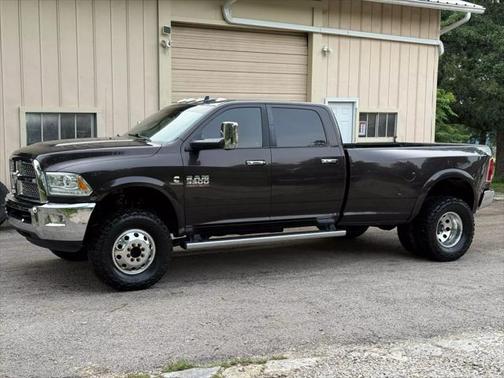 2017 RAM 3500 Laramie Crew Cab 4x4 8' Box