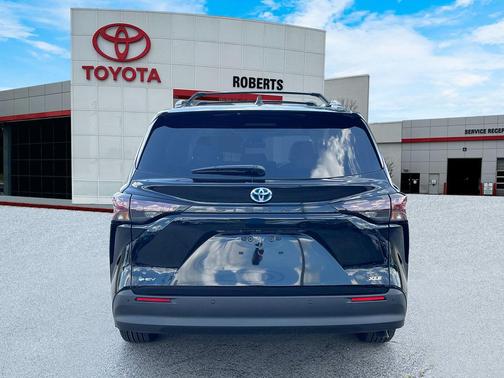 2025 Toyota Sienna XLE 8 Passenger
