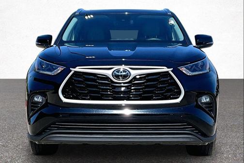 Midnight Black Metallic 2021 Toyota Highlander XLE