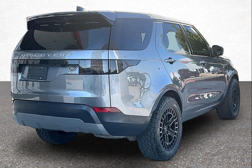 Gray Metallic 2018 Land Rover Discovery SE