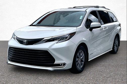 Blizzard Pearl 2021 Toyota Sienna XLE 8 Passenger