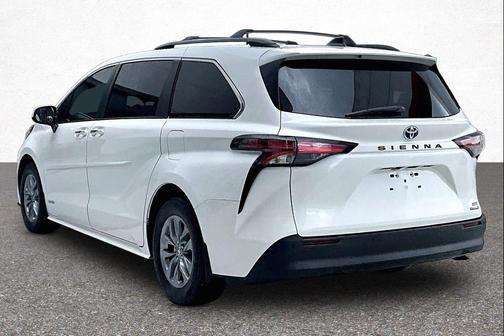 Blizzard Pearl 2021 Toyota Sienna XLE 8 Passenger