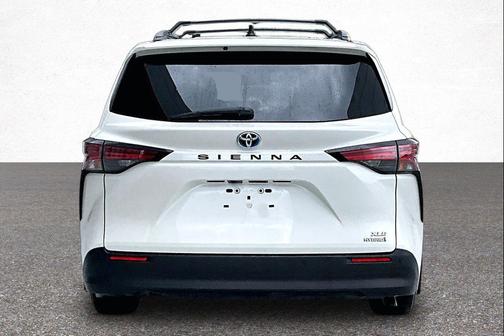 Blizzard Pearl 2021 Toyota Sienna XLE 8 Passenger