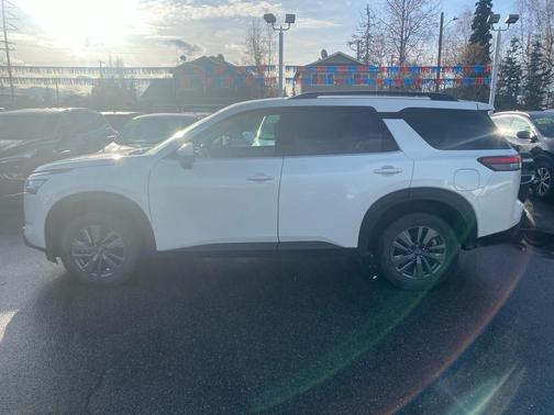 2024 Nissan Pathfinder SV