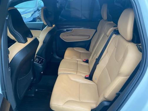 2019 Volvo XC90 T6 Momentum