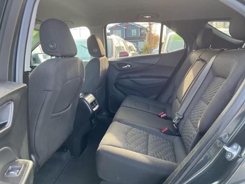 Photo 4 of 6 of 2020 Chevrolet Equinox 1LT