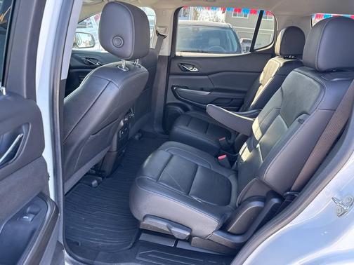 White 2023 GMC Acadia SLT