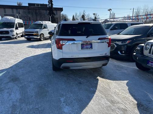 White 2023 GMC Acadia SLT