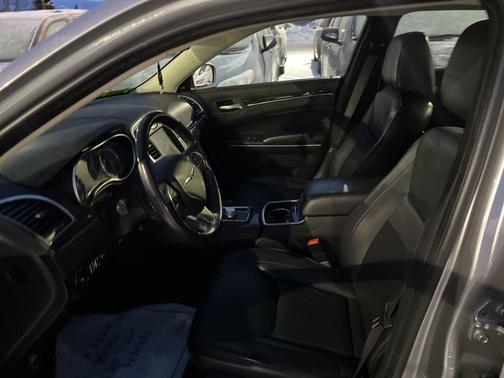 Photo 5 of 6 of 2016 Chrysler 300C Base