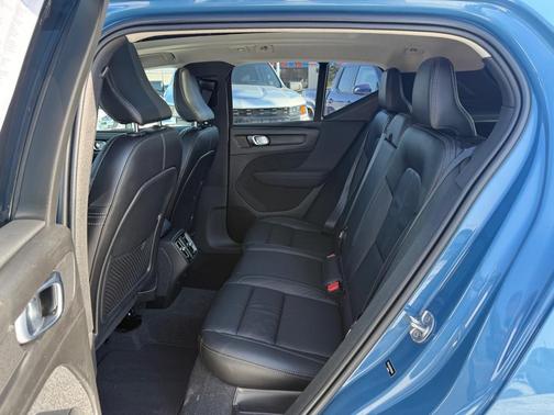 2023 Volvo XC40 B5 Plus Bright Theme