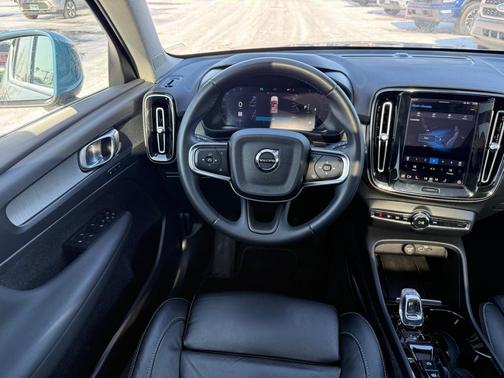 2023 Volvo XC40 B5 Plus Bright Theme
