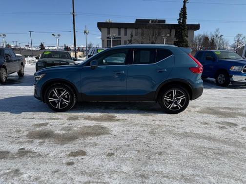 2023 Volvo XC40 B5 Plus Bright Theme