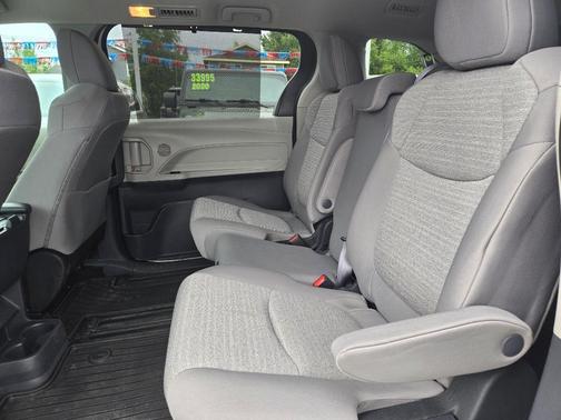 2023 Toyota Sienna LE