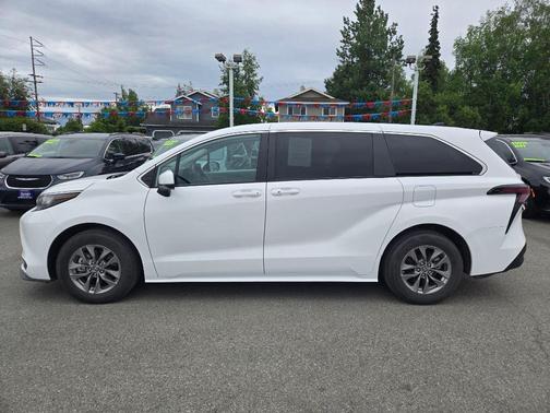 2023 Toyota Sienna LE