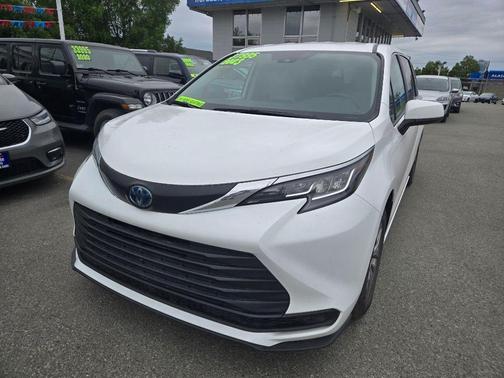 2023 Toyota Sienna LE
