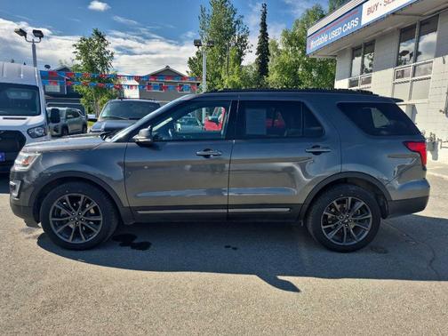 Black 2017 Ford Explorer XLT