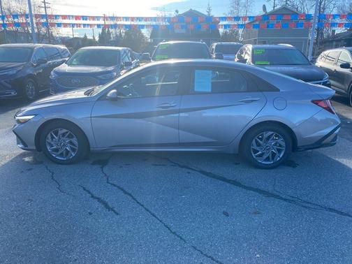 2024 Hyundai ELANTRA SEL