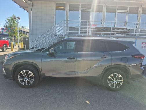 Gray 2024 Toyota Highlander LE