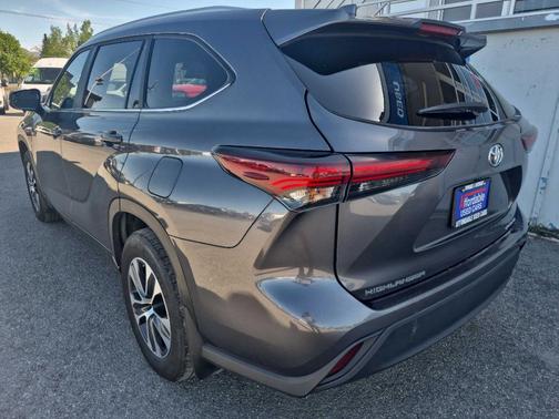 Gray 2024 Toyota Highlander LE